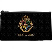 75968 Пенал плоский Гарри Поттер. Размер: 20,5*10,8 см. Изготовлен из полиэстера, 210 ден. Имеется одно основное отделение на молнии. Предназначен хранения, канцелярских принадлежностей и прочих мелочей,  может использоваться в качестве необольшой к
