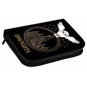 75792 Пенал корпусный Гарри Поттер. Размер: 19*11 см. Жесткий каркас прямоугольной формы на картоне с закругленными краями. Корпус покрыт полиэстером 210 ден. По краям имеется текстильная отделка. Одинарный пенал без наполнения закрывается с помощью