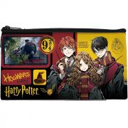 75909 Пенал плоский Гарри Поттер. Размер: 20,5*10,8 см. Изготовлен из полиэстера, 210 ден. Имеется одно основное отделение на молнии. Предназначен хранения, канцелярских принадлежностей и прочих мелочей,  может использоваться в качестве необольшой к