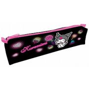 76417 Пенал объемный Куроми, размер: 21*4,5*4,5 см. Изготовлен из полиэстера, 600 ден. Имеется одно основное отделение на молнии. Пенал подойдет для хранения школьных, канцелярских принадлежностей и прочих мелочей. Также может использоваться в качес